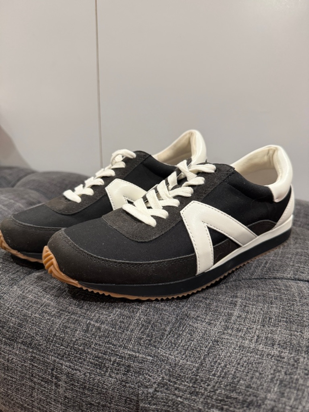 Loft-Classic Black & White Women’s Retro Runner Sneakers. 8M